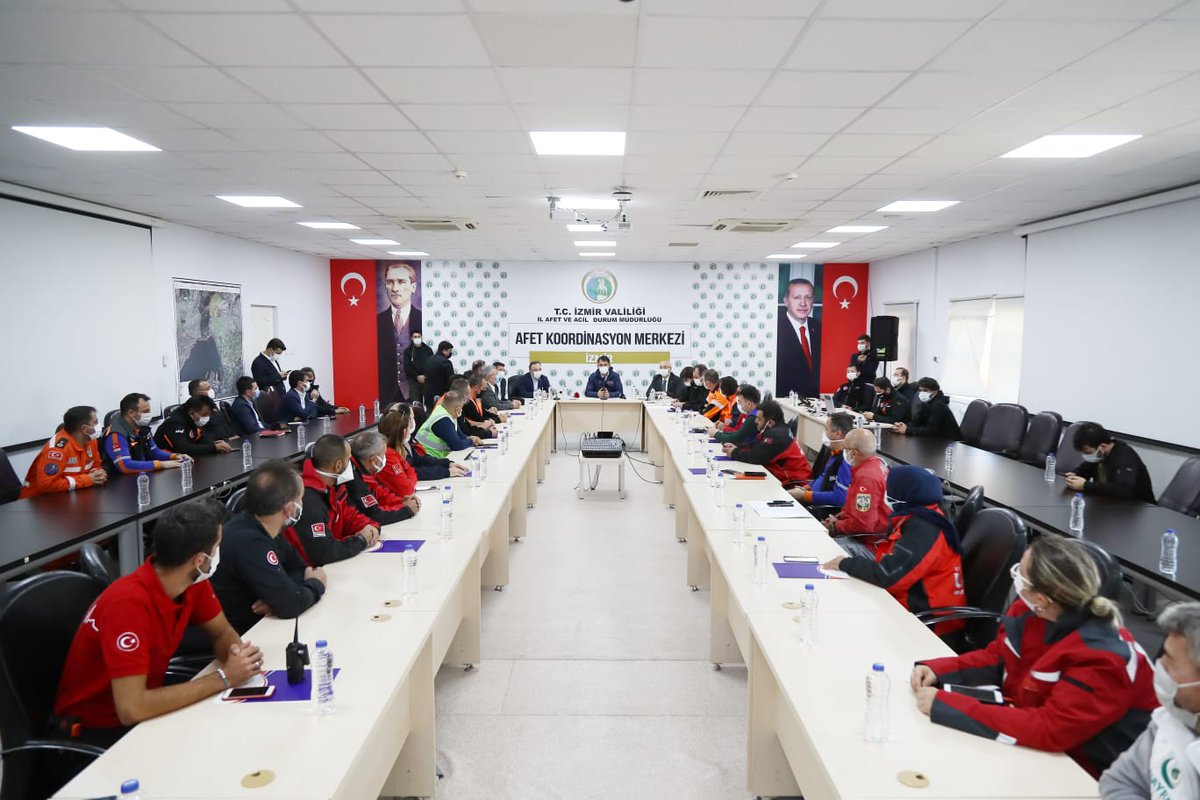 İzmir'de bir cana daha ulaşma umudu ve bitmek bilmeyen bir gayretle omuz omuza görev yapan tüm arama kurtarma ekiplerimize, KAHRAMANLARIMIZA, sonsuz teşekkürler... 

#İnsanımızİçinVarız