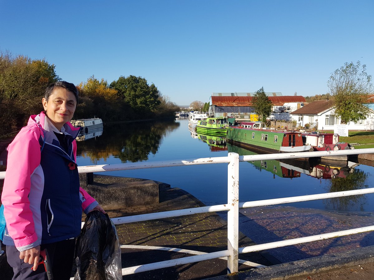 LitterFreeTeam's tweet photo. #Litterpicking at #ThorneLock this morning. A beautiful morning to enjoy the #canal. @CRTYorkshireNE @MyDoncaster @KeepBritainTidy https://t.co/vM07B1SOna