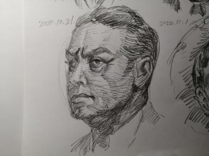 10/31
【088/365】鉛筆
【気付き】☺️?
顔の描きうつし。歳を重ねる。皮膚が硬くなり、区分ける影が入りやすくなる。口角も落ちている。眉間のシワも深く額をわり、不機嫌さが植わっている。目の下や頬の影は厳めしさの表現でも見かける。
#ぽののペン練習 #ぽのとルーミス2
#S2B210 #落書向上委員会 