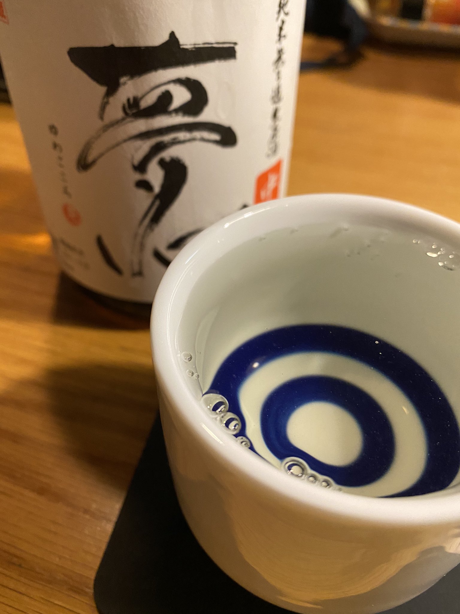 類的酒場の放浪日記 2杯目は日本酒夢心の純米無濾過生原酒中垂れにします 薫りは穏やかですが 旨味はバッチリ 八勺 の蛇の目ぐい呑でやります うまい 乾杯 家飲み 日本酒 夢心 純米 無濾過 生原酒 中垂れ 喜多方 福島 会津 ツイッター