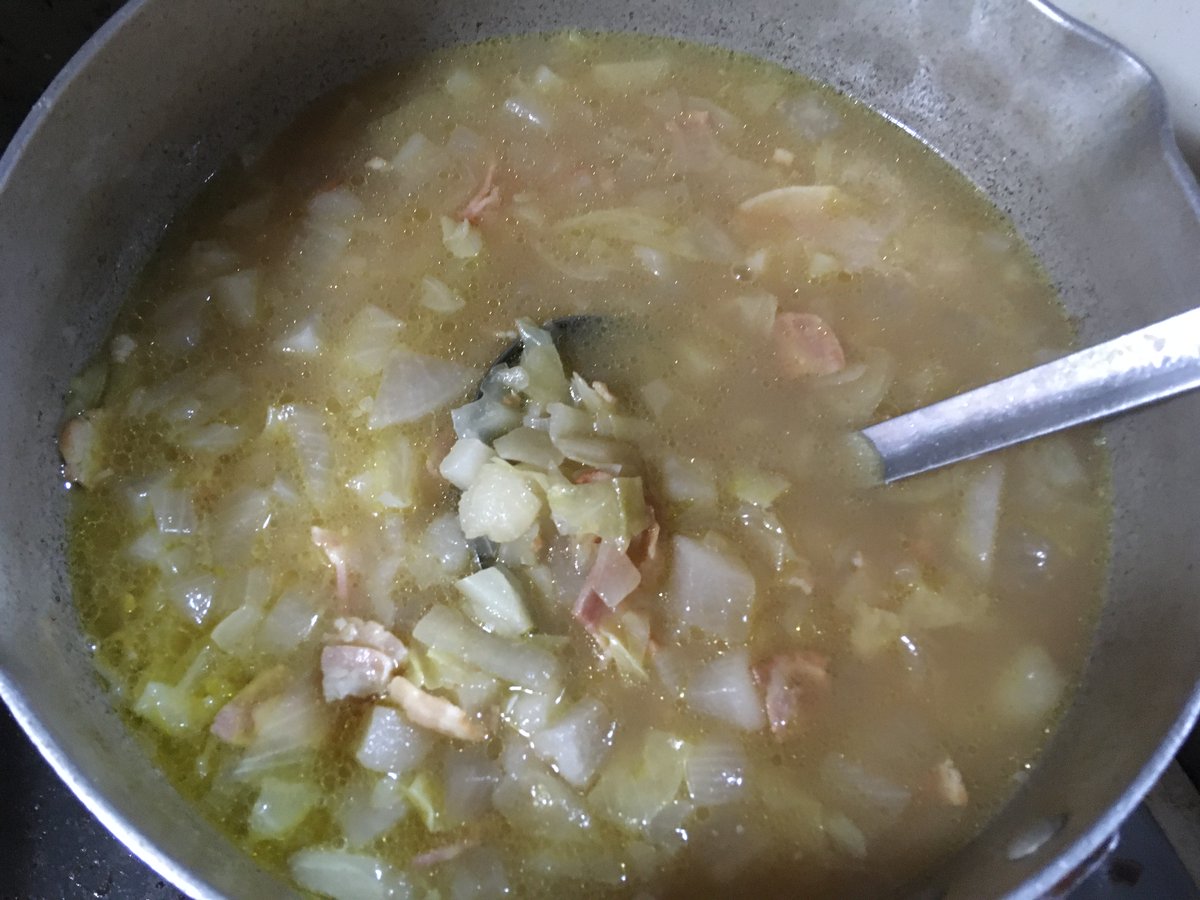 ななせなつひ ベーコンと玉ねぎ根菜系はオリーブオイルで軽く炒め て 750cc程水を入れる 弱火で10分ほど煮たらキャベツなどの葉物を入れて固形コンソメを二個入れる 塩胡椒で味を調えたら完成 野菜の種類が多ければ多いほど美味しくなります ぜひぜひ