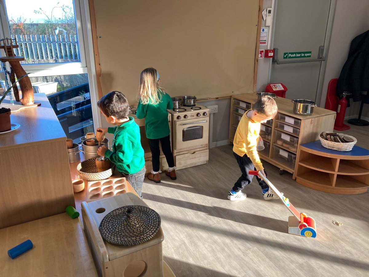 NurseryStAndrew's tweet image. The nursery team have been working hard and our new ELC setting is now complete with our wonderful children today who are adding their fun &amp;amp; laughter. #teamstandrews🌟 #engagingenvironments @FalkirkELC 1/3