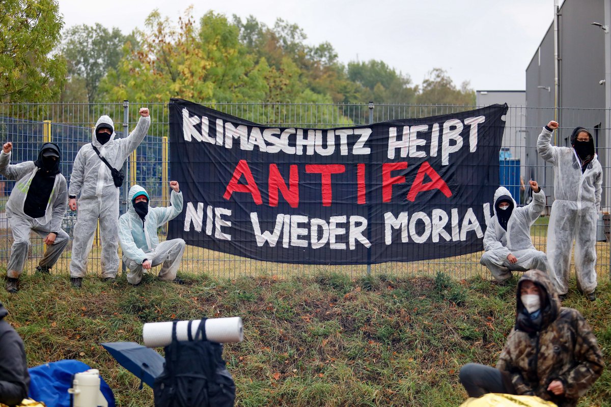 Peng On Twitter Was Wurde Eigentlich Aus Dem Antifa Gewinnspiel Eine Vitrine Der Ausstellung Blieb Frei Fur Ein Objekt Eurer Antifaschistischen Aktion Gewonnen Hat Ende Gelande Bochum Eg Bo Mit Dem Banner Klimaschutz