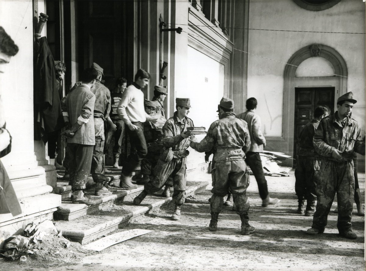 DPCgov's tweet photo. #4novembre 1966, #alluvione #Firenze. Tanti giovani accorsero con il desiderio di unirsi ai soccorsi e di contribuire a salvare il patrimonio artistico fiorentino. Erano gli “angeli del fango” e il loro impegno gettò le basi per la nascita del volontariato di #protezionecivile https://t.co/qm5ZkmkrZq