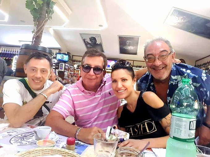 Dite la verit&agrave;, guardando questa foto non vi &egrave; venuto istintivo di prendere il telecomando e abbassare<a href="/tag/maxbellocchio"class="tags"><span>#maxbellocchio</span></a><a href="/tag/bobmalone"class="tags"><span>#bobmalone</span></a><a href="/tag/francescomalcom"class="tags"><span>#francescomalcom</span></a><a href="/tag/ladivadeltubo"class="tags"><span>#ladivadeltubo</span></a>