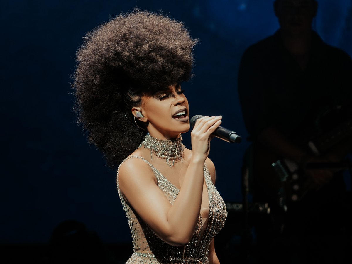 ashlieamber's tweet photo. LIGHTS<CAMERA<SING!!! It's been over 200 days since I've been on the big stage. #Singer #Performance #MissingTheStage #AgainSoon #Artist #Sparkles https://t.co/lYQ8qX0hEU