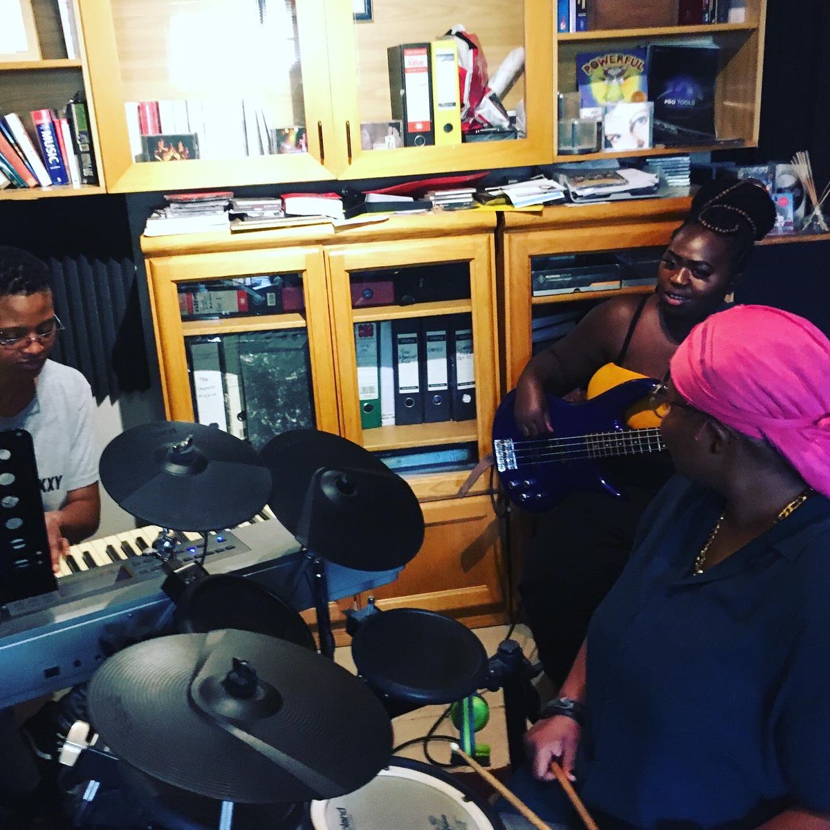 jonathangshaw's tweet photo. Live band recording with singer/songwriter Banzii  #rnbsoul #electronicdrums #girlband #studiolife #recordingstudio https://t.co/A622yDPXeF