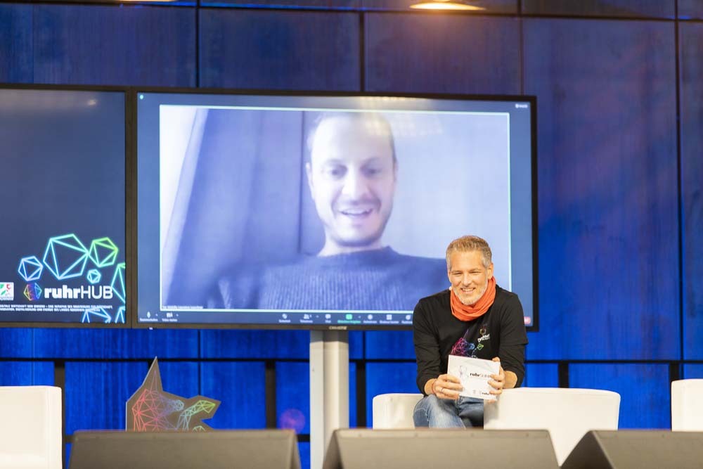 RuhrSummit's tweet photo. #Throwback #rs2020 The 2nd day of @RuhrSummit 2020 also offered many top speakers on our main stage. Starting with Lawrence from @tierscooters over @Stefanie_K_DUS from @Oracle and Nicole from @Klarna to Anne &amp; Stefan from @ankerkraut! 
THANKS to @IRGmbH for the #Liveprogramm 👍 https://t.co/8z78LrqKd3