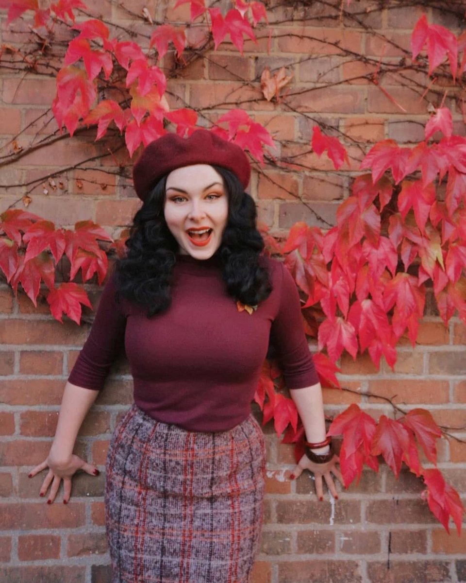 VivOfHolloway's tweet photo. Burgundy is the color of autumn ... 🍂 🍁
@livthurley has it all, an adorable beret, sexy pencil skirt, and our Slash Neck Top Burgundy to die for! Now BACK in stock on our website! 😍
#vivienofholloway #1950stop #autumntop #vintagetop https://t.co/3tBeyrXInw