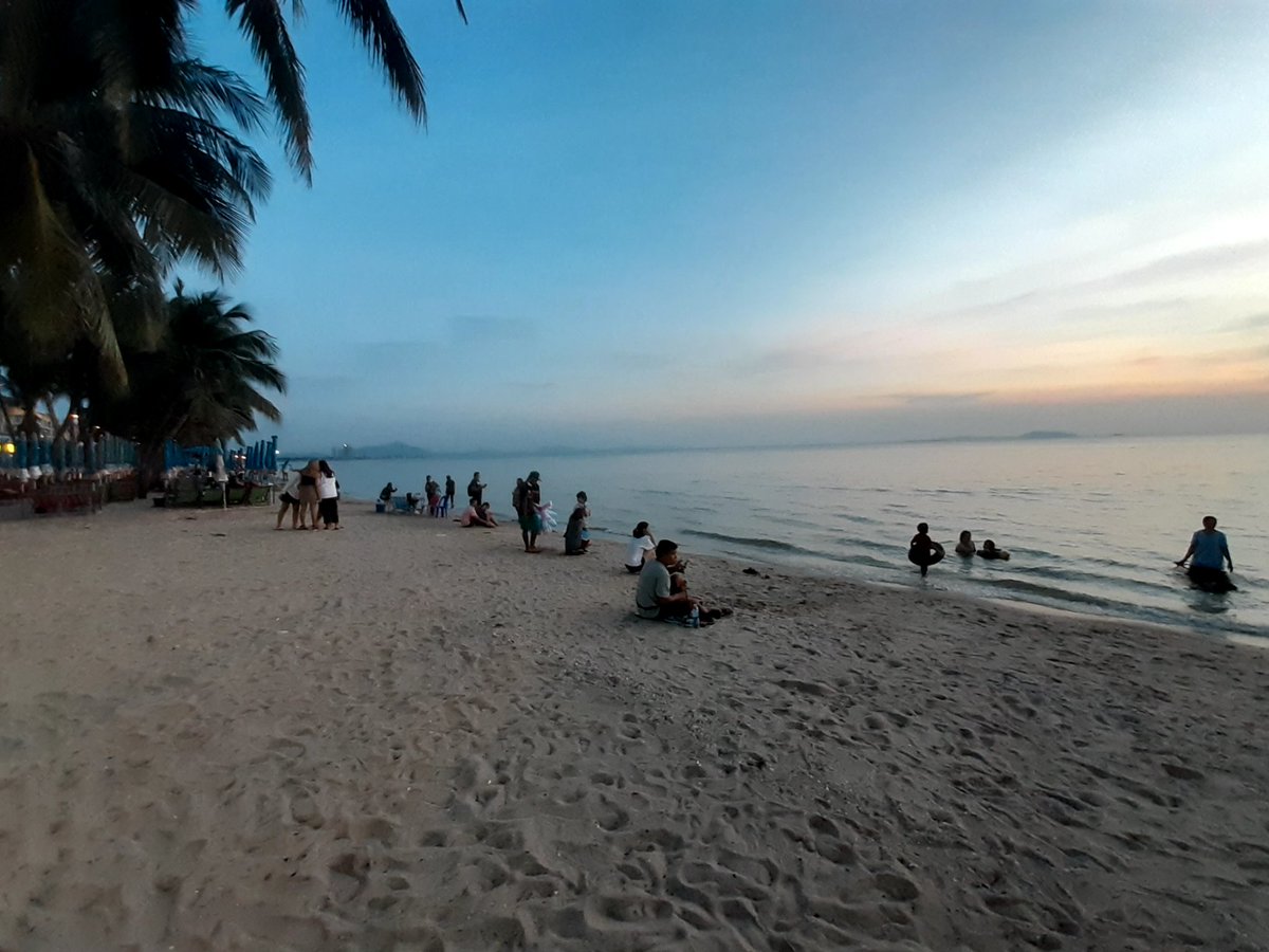 gj39qd3WGjktNTv's tweet photo. After the sunset. 
#บางแสน 
#clickcafe https://t.co/HP8MJLScZM