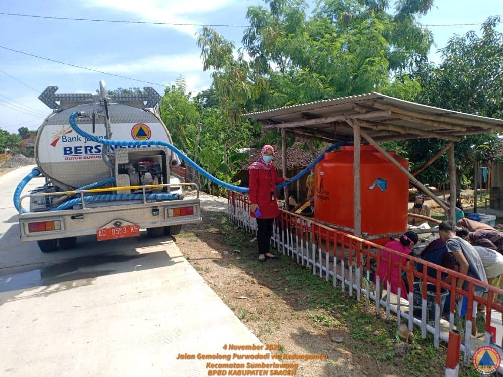 bpbd_sragen's tweet photo. BPBD Kabupaten Sragen Di hari Rabu, 04 November 2020 masih mendistribusikan air sebanyak 60.000 Liter diperuntukan bagi Warga yang terdampak Bencana Kekeringan 
#amazingsragen
#sragenkota
#infosragen
#sragen
#sragenkeren
#sragenasri
#dropingairbersih
#airbersih
#salamtangguh https://t.co/reFg5sqxxq