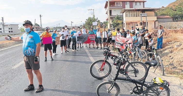 🚴‍♂️Hatay’da bisikletçiler, 20 Ekim'de otomobil çarpması sonucu hayatını kaybeden Umut Yorgun’u kazanın yaşandığı yerde andı. Bisikletçiler, karayollarında gerçekleşen ölümlere dikkat çekmek için eylem yaptı. 📰Cyclist Türkiye