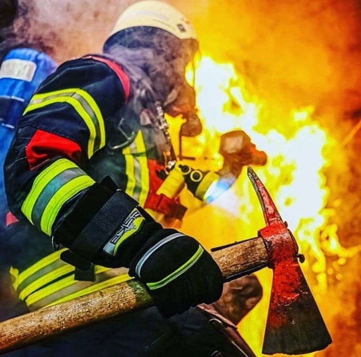 serhatboran35's tweet photo. 7 24 görev yapan tehlikeye düşmüş her canlının yardımına koşan,canını tehlikeye atarak alevlerin içine giren, insanların öncelikle canını daha sonra malını kurtaran itfaiye ekiplerimiz ne yazık ki ülkemizde meslekten bile sayılmıyor. #itfaiye https://t.co/1eJu2QkU3R