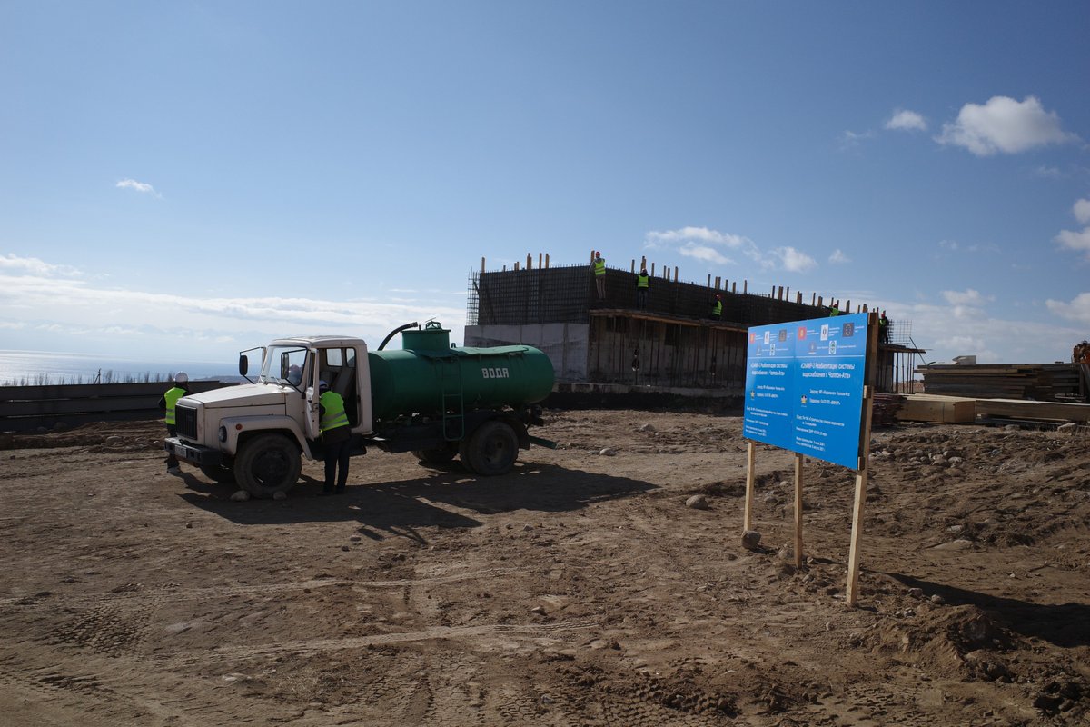 EBRD's tweet photo. Work is in full swing for Cholpon-Ata water company in the #KyrgyzRepublic! ๐ง
The new water intake and #watertreatment facilities will improve water services and expand the water supply network to new neighbourhoods.๐ฐ
W/ support from #EBRDdonors @europeaid and #ETCFund https://t.co/sdbZwmzCuY