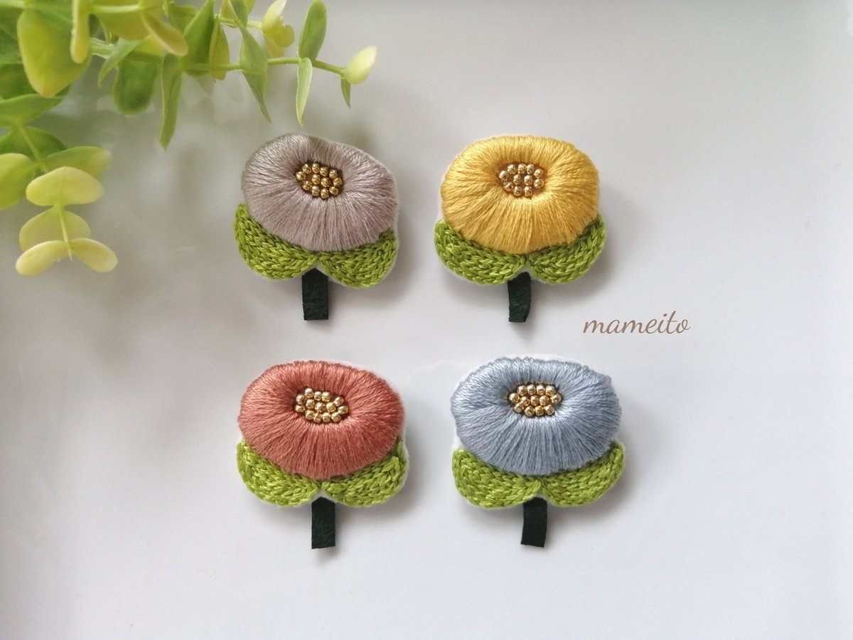 Mameito 刺しゅうのお花ブローチです 今回はチェーンステッチで葉っぱをチクチクしてみました 一つだけ葉っぱの色が違ってますね 笑 刺しゅう 刺しゅうブローチ 刺繍 花刺繍 花ブローチ 花