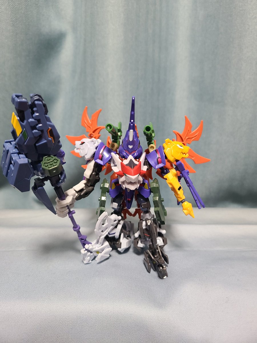 kappasakura's tweet photo. 機体名：グレートビルドギアフェニックス
・手持ち武器のメイスは、打撃だけで無く高出力ビームを射出可能
・背中のネオギアスは、弓形態への可変や支援機としても活用出来る
・左腕は近接武装として活用し、パイルバンカー機能搭載
・肩のキャノンによる中距離攻撃も可能
#オレマギアマスター https://t.co/1AQS3KEre4