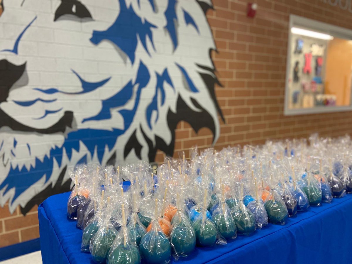 JKRobinsonEDU's tweet photo. Thank you to our AMAZING @westlakehsptsa for a wonderful surprise treat for staff this morning! Please join our PTSA https://t.co/IfPXHzhj80 they are doing great things for our school &amp; they’re just getting started! We need the entire @westlakelions community to join today! 100%! https://t.co/CAhiUZ97xo