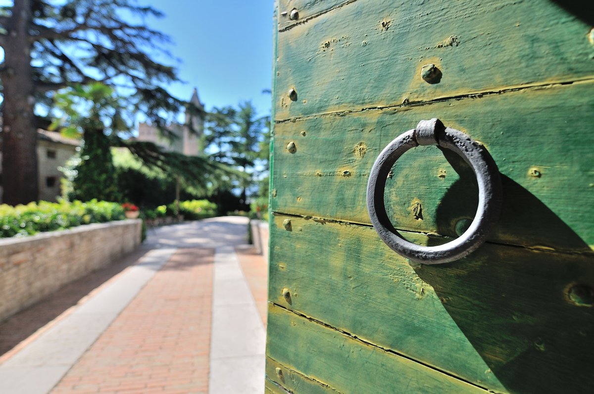MonteradoCastle's tweet photo. Buongiorno amici! 😊 
Come ogni anno in questo periodo le porte del castello si chiudono per un po’. Grazie a tutti coloro che in questa stagione così particolare non ci hanno fatto mancare il loro affetto! ❤️
#castellodiMonterado #destinazionemarche #4novembre https://t.co/h0kFmayd1S