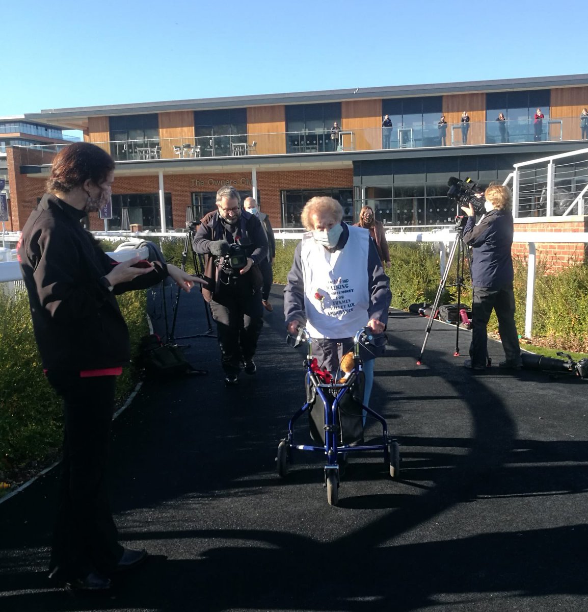 NewburyRacing's tweet photo. Ruth Saunders begins two laps of the parade ring at Newbury Racecourse to complete 26.2 miles at the age of 104 👏🏼

She has raised over 30,000 for @TVAirAmb - an incredible effort! https://t.co/e98aH5cSYk
