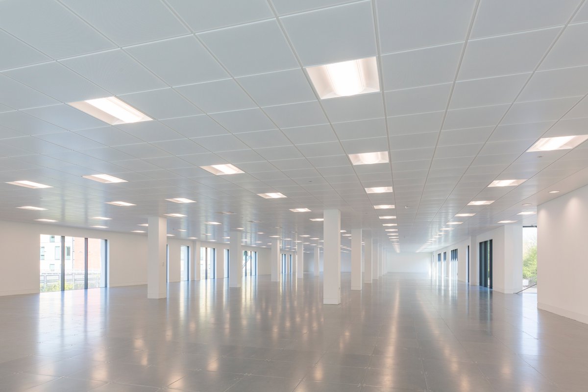 OneSpringfieldD's tweet photo. We are pleased to offer 12,602 SqFt. Grade A modern office space, with fitted options on our 2nd floor which is available immediately. Amazing views, onsite parking and access to a spacous communal meeting area and boardroom #leatherheadofficepark @Hurst_Warne https://t.co/CqcnvQQDzC