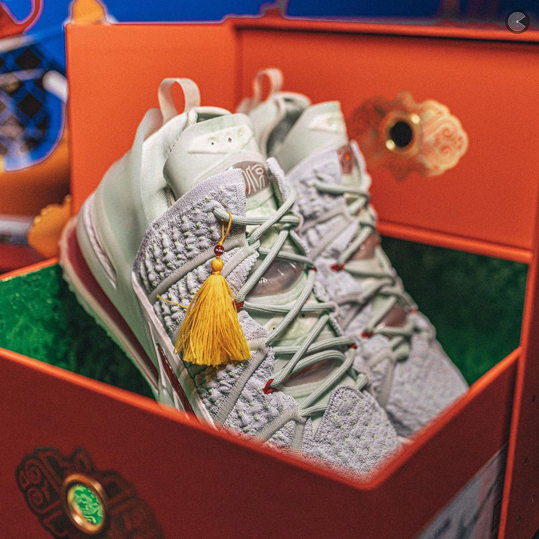 VisitBeijingcn's tweet photo. Nike and Lebron James will be releasing a limited edition Beijing Pack of sneakers, featuring color schemes and packaging inspired by the Middle Kingdom’s capital. 🏀

📸 Instagram’s weocia
#Fashion #LebronShoes #BeActiveBeijing https://t.co/glvwGe2KCj