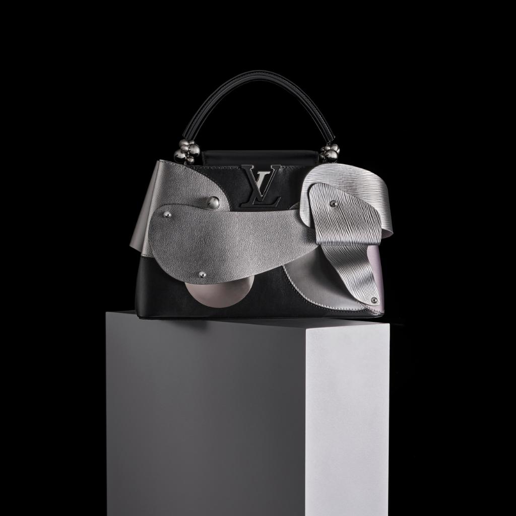 LouisVuitton_JP's tweet photo. 花びらのように重ねられたシルバーカラーのレザーが現代都市を彷彿させる──リウ･ウェイが手掛けたアイコンバッグ｢カプシーヌ｣。
6人の現代アーティストによる限定版｢アーティーカプシーヌ コレクション｣は https://t.co/y66hHvdJ4q から。 #Artycapucines https://t.co/puk9OfVdOm