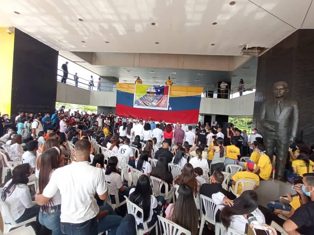 Pencuentromcbo's tweet photo. #04Nov El día de ayer se llevó acabo la entrega de credenciales de los estudiantes que fueron electos en las pasadas elecciones estudiantiles de la Universidad del Zulia.
El Centro Democrático Estudiantil (CDU), está muy contento por conseguir los objetivos. @pcdven #CDU22 https://t.co/gH2PzFC9pr