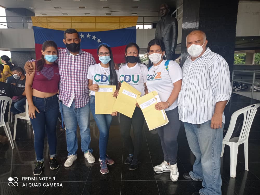 Pencuentromcbo's tweet photo. #04Nov El día de ayer se llevó acabo la entrega de credenciales de los estudiantes que fueron electos en las pasadas elecciones estudiantiles de la Universidad del Zulia.
El Centro Democrático Estudiantil (CDU), está muy contento por conseguir los objetivos. @pcdven #CDU22 https://t.co/gH2PzFC9pr