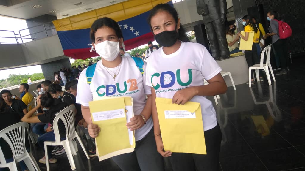 Pencuentromcbo's tweet photo. #04Nov El día de ayer se llevó acabo la entrega de credenciales de los estudiantes que fueron electos en las pasadas elecciones estudiantiles de la Universidad del Zulia.
El Centro Democrático Estudiantil (CDU), está muy contento por conseguir los objetivos. @pcdven #CDU22 https://t.co/gH2PzFC9pr
