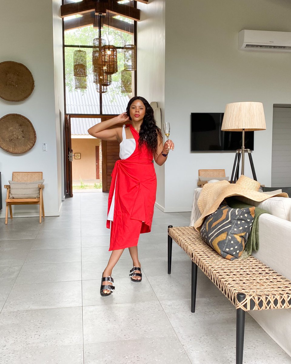Olwe2Lesh's tweet photo. The Makoti that shows up with the decanted beetroot and looks busy but she’s just refilling everyone’s drinks and keeping the convo flowing in the kitchen🥂
Moraka Monoraps now available on @ArtOfSuperwoman // https://t.co/F7ZGFnMyZX
#ShopAoS https://t.co/cwOj25djRG