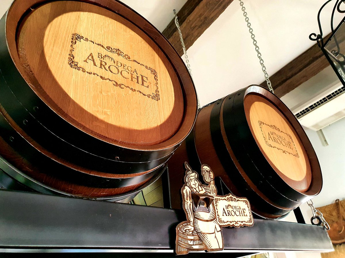 Vinos, vermut, cerveza fría... riega como quieras las exquisitas viandas que te esperan en Bodega Aroche.

😋 Mojama, queso, gambas, tapas caseras...
👉 ¡Súmate a la Familia Aroche!
📍 Nos vemos en calle Bernal Díaz del Castillo 31, en #alcaladeguadaira
#SEVILLA #tapas <a href="/Cruzcampo/">Cruzcampo #ConMuchoAcento</a>