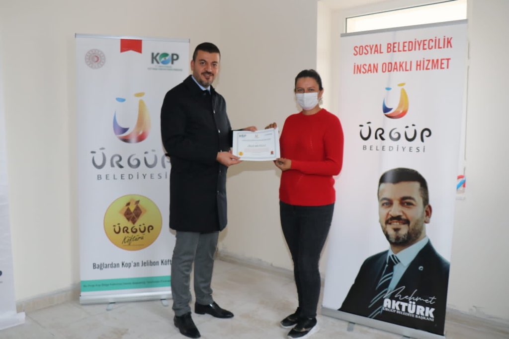 akturkbaskan's tweet photo. 📌Ürgüp’ümüz için Aşk ile çalışıyoruz. 
📌Üretim gücümüzü arttırmak için kurduğumuz“köftür ve pekmez”üretim atölyesinde Bizlerle beraber bu aşk’a gönül veren çok değerli kursiyerlerimize sertifikalarını taktim ettik.💪
📌Emeği geçen tüm belediye çalışanlarımızla gurur duyuyorum. https://t.co/cwWCep9kg7
