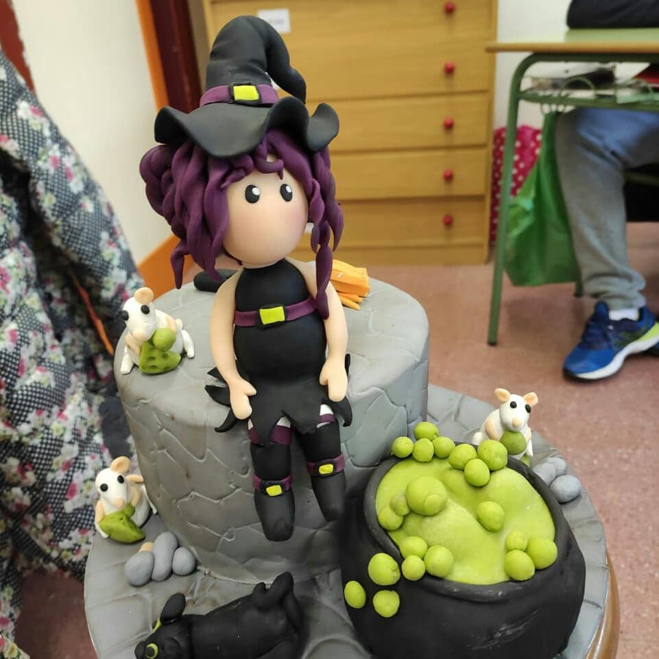 Espectaculares tartas para celebrar días atrás el cumple de Sergio y de paso Halloween en el aula del Programa Profesional #TEA... Una de las más bonitas asignaturas: compartir