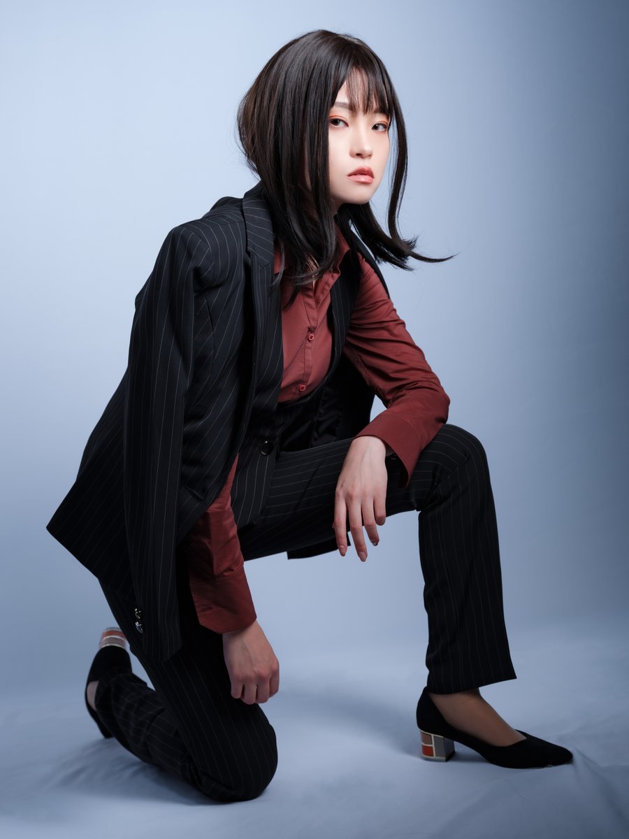 Aya 彪 素材作画資料と本垢作品rt用 女性スリーピーススーツ座り資料として ただのかっこつけたポーズ 彪資料写真集 トレス素材 模写 女性スーツ スリーピーススーツ パンツスーツ 座り