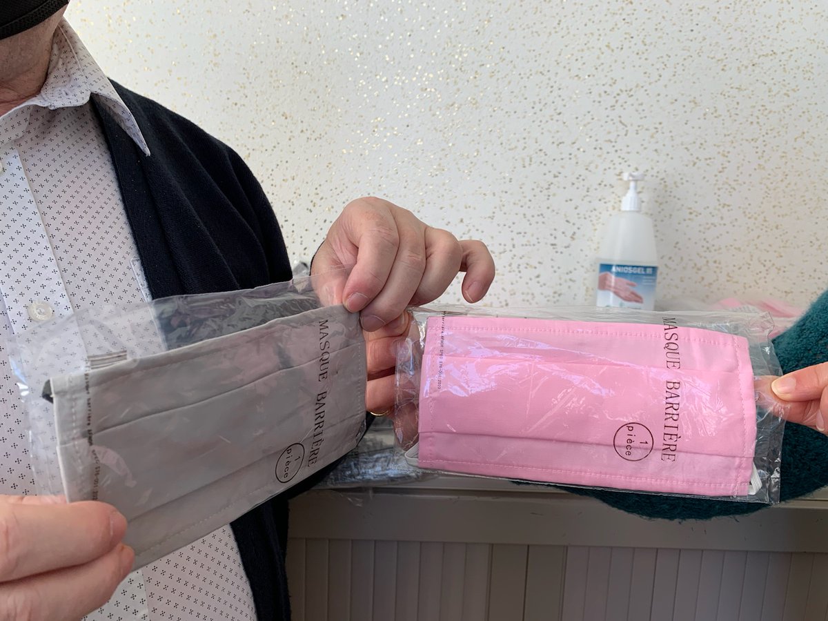 Claude CLIQUET (@cliaugclaude) on Twitter photo Dès l'annonce d'<a href="/EmmanuelMacron/">Emmanuel Macron</a> le 28/10 quant à sa décision de rendre le #masqueobligatoire dès 6 ans, nous avons mis tout en œuvre pour aider les familles. Des masques "#barrières" seront distribués dès demain à nos écoliers dès le CP.
+d'infos: ville-albert.fr/2020/11/04/dis… Dès l'annonce d'<a href="/EmmanuelMacron/">Emmanuel Macron</a> le 28/10 quant à sa décision de rendre le #masqueobligatoire dès 6 ans, nous avons mis tout en œuvre pour aider les familles. Des masques "#barrières" seront distribués dès demain à nos écoliers dès le CP.
+d'infos: ville-albert.fr/2020/11/04/dis…