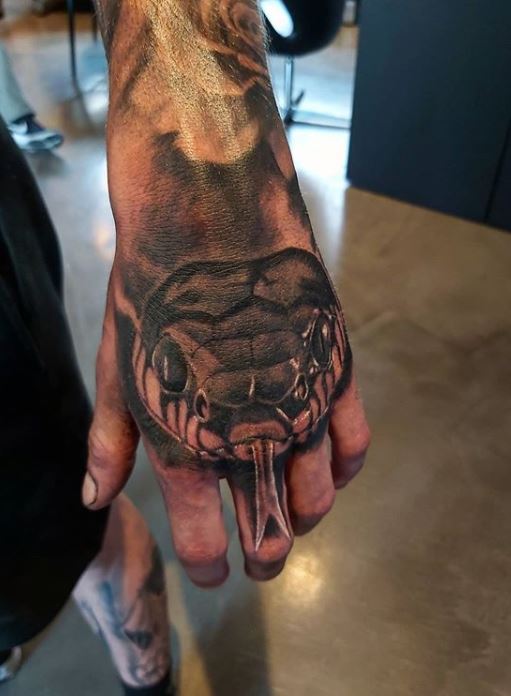 Inking Tattoo Crew en Twitter: "#handtattoo #tirane #tattoo #snake https://t.co/BzOMCtwW0I" / Twitter