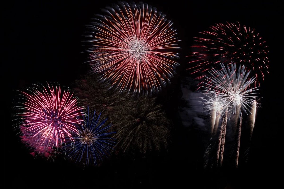 BucksCouncil's tweet photo. Celebrating #BonfireNight at home? Please ‘remember remember’ to dispose of spent fireworks/sparklers safely🎆⬇️
Soak- Submerge them in water &amp; soak overnight
Bag- Double wrap them in plastic wrap/bags
Bin- Place wrapped bags in your rubbish bin or take to your local tip https://t.co/twpy2yZgJC