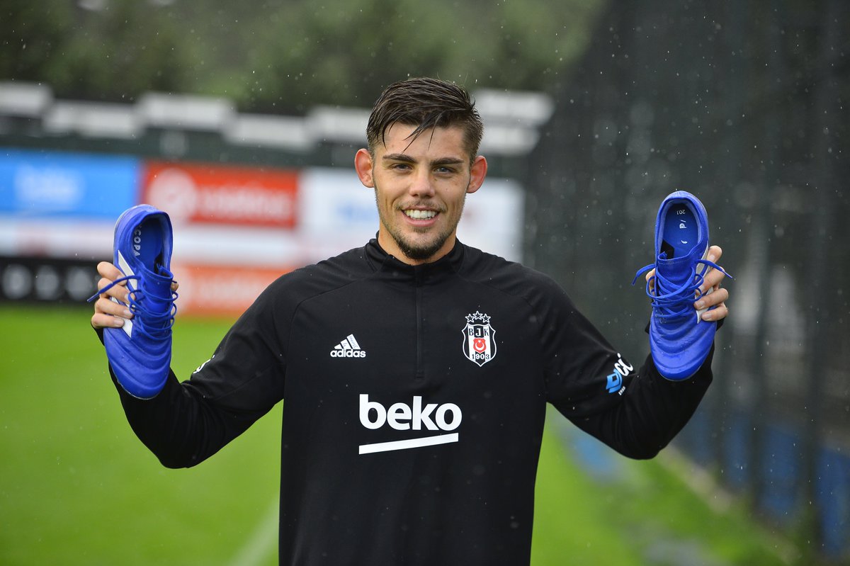 Besiktas's tweet photo. 🤚 DMD çocuklarımızı etkileyen kas hastalığıdır. 

Beşiktaş Ailesi olarak biz de @Dmd_aileleri‘nin çağrısıyla #ShoesForDMD zincirine katılarak @istanbulspor'un davetini yanıtlıyor ve sıra sende @kasimpasa diyoruz! https://t.co/ReRpK8wDHt