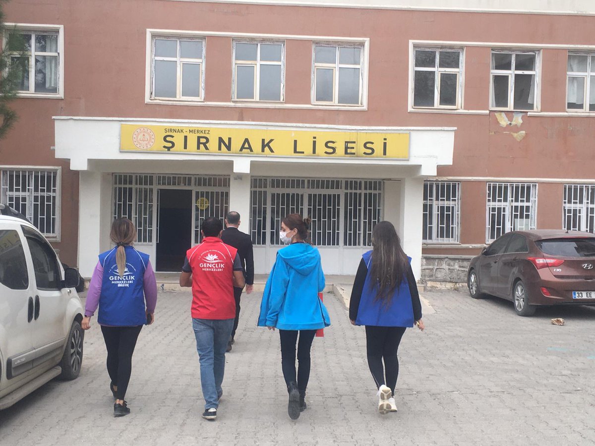 GSB_SirnakGM's tweet photo. Okul ziyartelerimize Gönüllü Gençlerimiz,  Gençlik Liderleri ve Gençlik Merkezi Müdürümüz ile başaladık. Gençlik Merkezi be Spor alanları tanıtımları devam ediyor. @ahpehlivan53 
#GSBGM
#GSBŞırnakGençlikMerkezleri https://t.co/jP3ywIoYrM