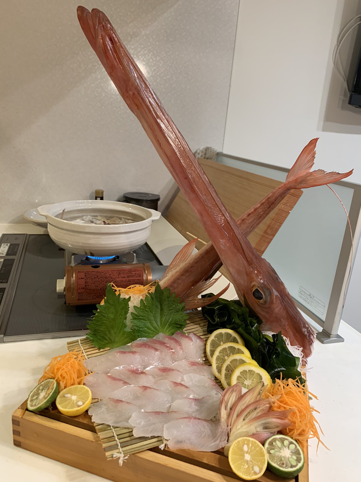 おじとら ヤガラ解体完了 何もかもがデカい 長い ご要望にお応えしてヤガラの活き造り完成しました ただ頭と尻尾だけね おじとら食堂 おじとらチャンネル アカヤガラ T Co Kjsjzxpqvz Twitter