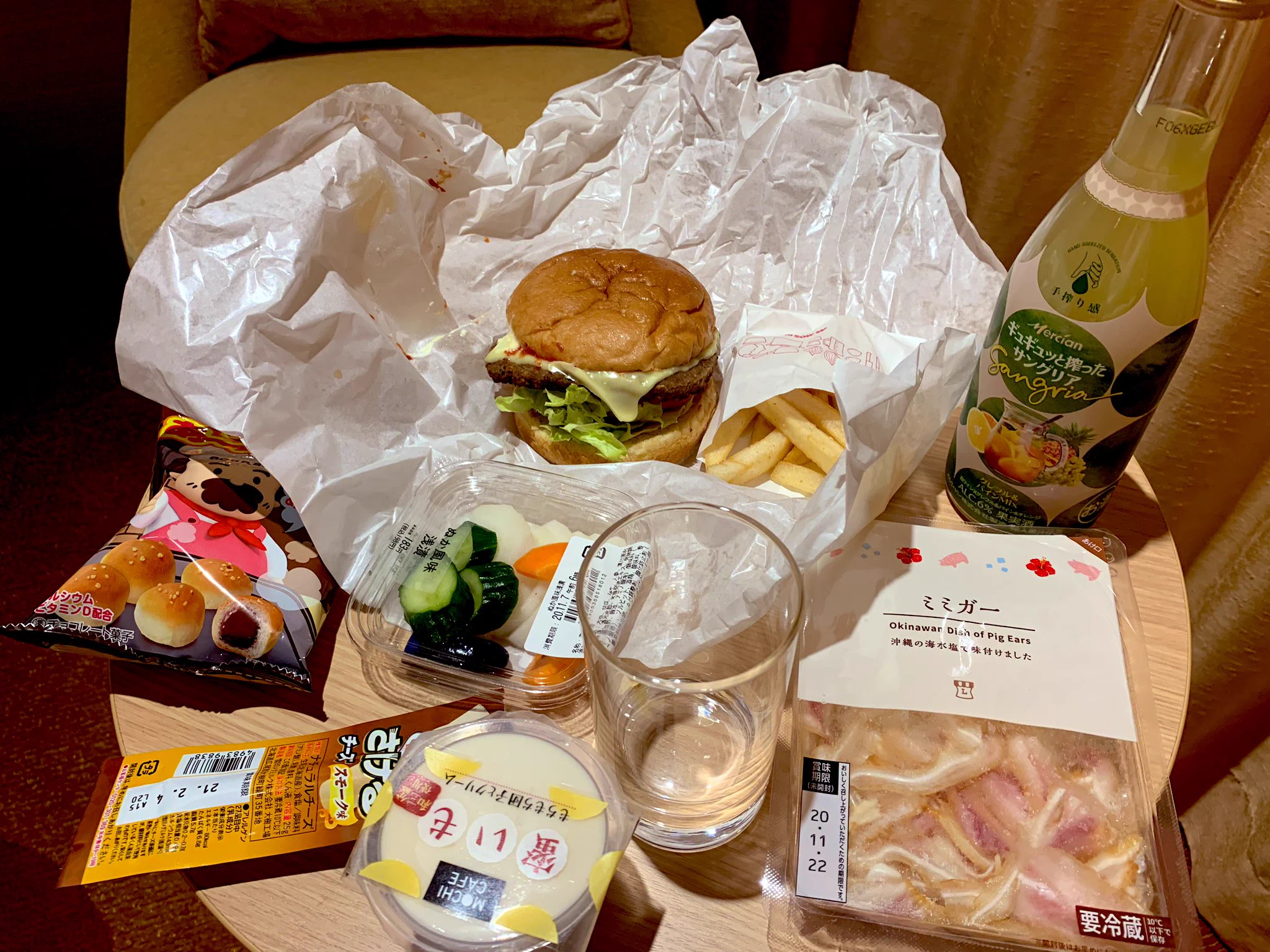 ホテルのご飯も最高だけど？このスペースで悪徳の限りを尽くすのも最高！ｗｗ