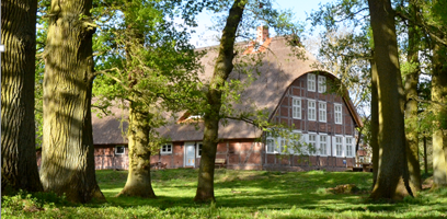MLUKBrandenburg's tweet photo. Für #Verein|e & #Ferien mit #Rad & #Kanu: #Denkmalschutz|gerecht saniertes #Bauernhaus mit #Reetdach von 1792 am #Elbradweg in #Mödlich #Prignitz pflegt Altes in neuer Nutzung – und ist #ELER-Projekt #November. #MLUK förderte Umbau
🛶🚴♀️🛌mit 131.000€.
🇪🇺https://t.co/NQtlqJimlW https://t.co/POlzgh6Hid