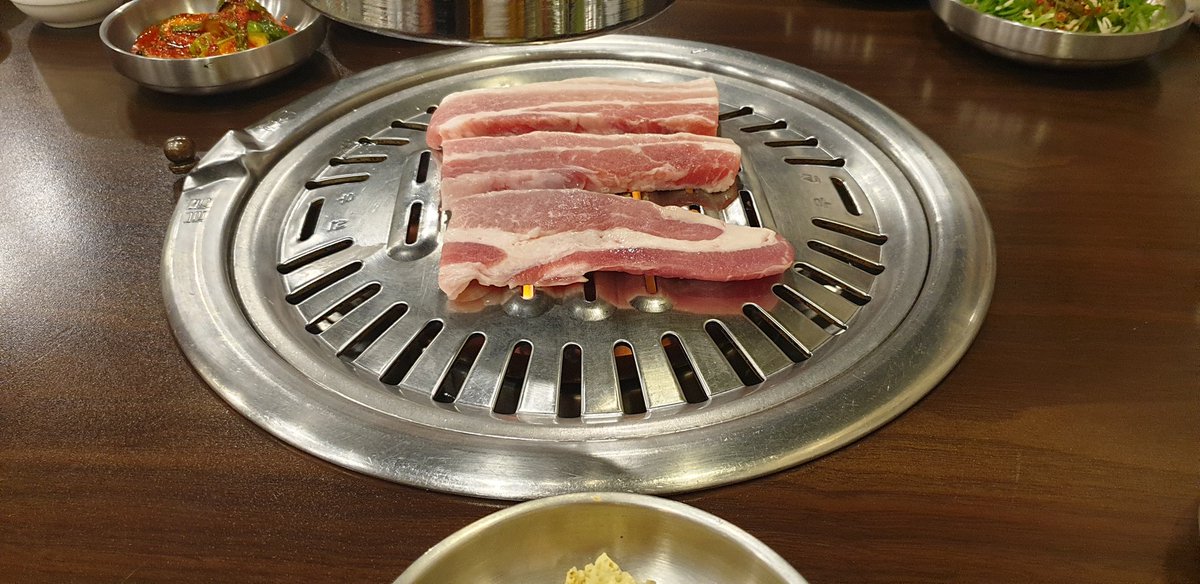 clairmerence's tweet photo. มากินร้าน Kaborae ตรง  korean town สุขุมวิท คือโด��ปกติจะกินเมียงคา ดูแร แต่คนเต็มเลยได้กินร้านนี้แทน เห็นว่าคล้ายๆ กัน อึ้งมากตรงราคาอาหารไม่ใช่ถูกๆ แต่พนักงานบอกเติมเครื่องเคียงได้ 2-3 รอบนะคะ บ้าไปแล้ว ร้านปกติเติมได้ตลอด สาบานจะไม่ไปเหยียบอีกเลย กินหมดไป 1800 นะมื้อนี้ จำไว้! https://t.co/nn4hG1Mght