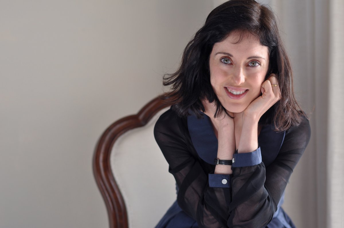 Recibimos emocionados esta gran noticia: ¡¡¡Irene Vallejo, Premio Nacional de Ensayo por EL INFINITO EN UN JUNCO!!! Este viaje está siendo increíble. Enhorabuena <a href="/irenevalmore/">Irene Vallejo</a> y muchas gracias a todos por cuidar y regar este junco.