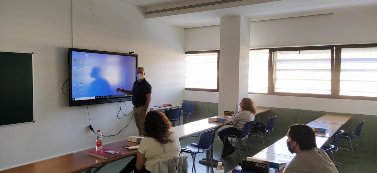 CEUAndalucia's tweet photo. Comienzan las clases en el Instituto de Oposiciones CEU Andalucía➡️ En octubre se han iniciado las primeras sesiones para preparar en las #especialidades de Educación Infantil, Educación Primaria y Educación Física https://t.co/AsFnmTKZP5 #oposicionesCEU #educacion #talentoCEU https://t.co/NrZpvaVfE3