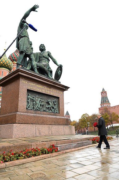 EmbassyofRussia's tweet image. Russian President Vladimir #Putin laid flowers at the monument to Kuzma Minin and Dmitry Pozharsky on Red Square in a traditional ceremony to celebrate National #UnityDay marked on November 4
#UnityDay2020