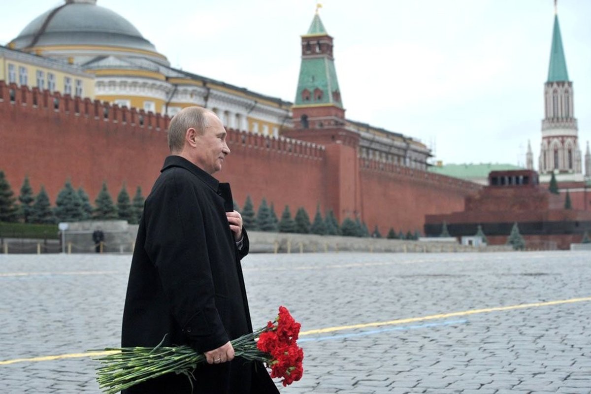 EmbassyofRussia's tweet image. Russian President Vladimir #Putin laid flowers at the monument to Kuzma Minin and Dmitry Pozharsky on Red Square in a traditional ceremony to celebrate National #UnityDay marked on November 4
#UnityDay2020