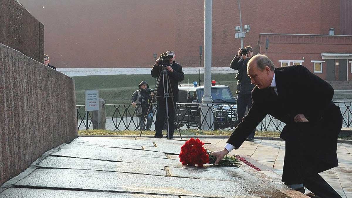 EmbassyofRussia's tweet image. Russian President Vladimir #Putin laid flowers at the monument to Kuzma Minin and Dmitry Pozharsky on Red Square in a traditional ceremony to celebrate National #UnityDay marked on November 4
#UnityDay2020