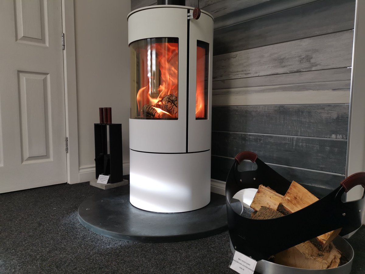 FireplacesView's tweet image. This is the Viva L 100 up and running in our showroom! You get a fantastic view of the flames and the heat is unreal! The Viva L 100 is the smallest of the Viva L range. There are 2 other sizes to choose from in the wood range. You can also choose the colour, handle and much more