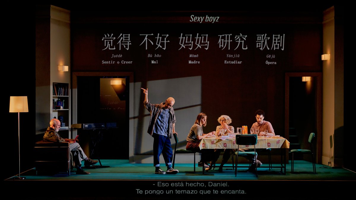 centrodramatico's tweet image. Hoy hemos presentado a los medios #Tribus, de #NinaRaine, dirigida por #JuliánFuentesReta, que aborda el tema de la comunicación y sube a escena el mundo de los sordos. La obra será accesible todos los días para personas con discapacidad auditiva. + info 👉bit.ly/38aSmxC